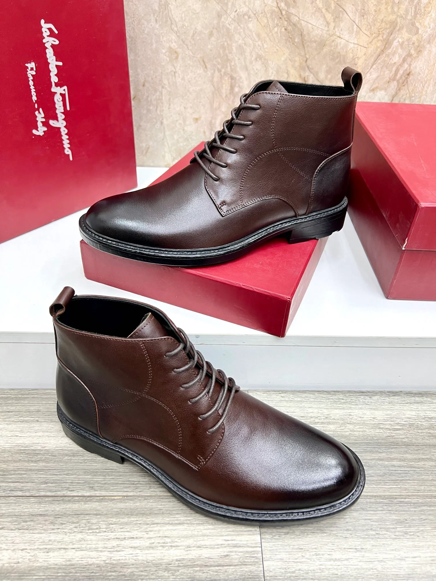 Original order quality: Men's shoes 💰700 Brand: Ferragamo (Ferragamo) One size larger: Men's size 38-44 (45 customized) Grade: Same style as the official website High-end men's shoes Material: Original cowhide, cowhide lining, original outsole Style category: Chelsea men's boots Fashion trend Color: Actual picture